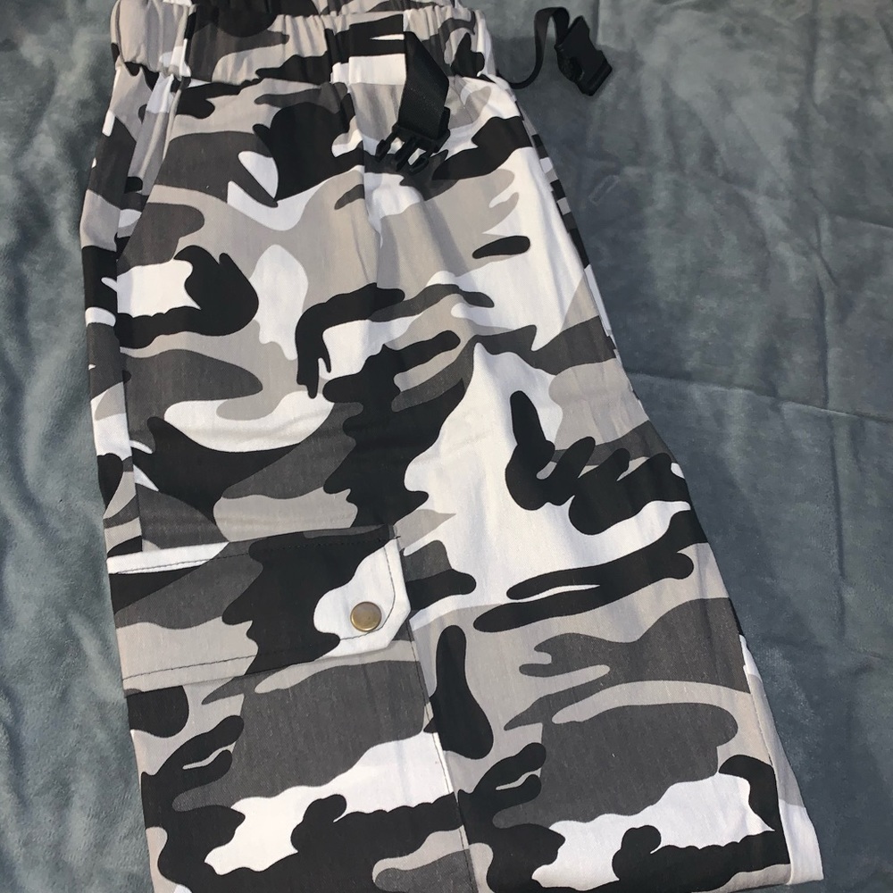 camo print buckle cargo pants